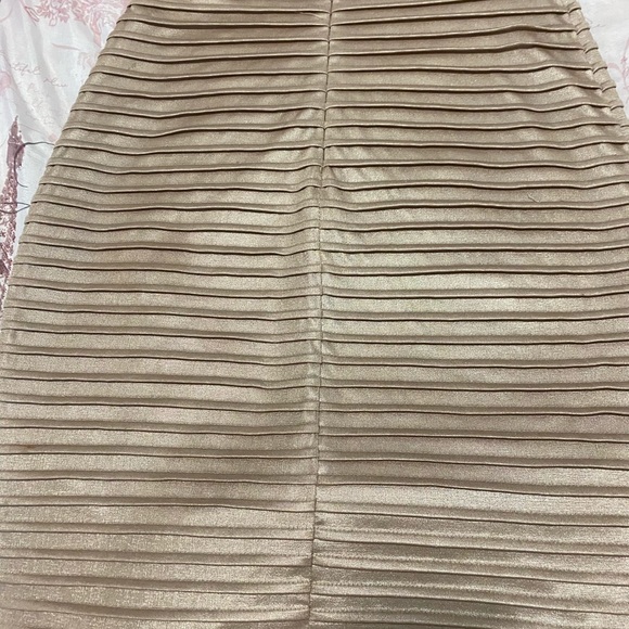 Has minor small stains should come off when wash - Picture 6 of 7